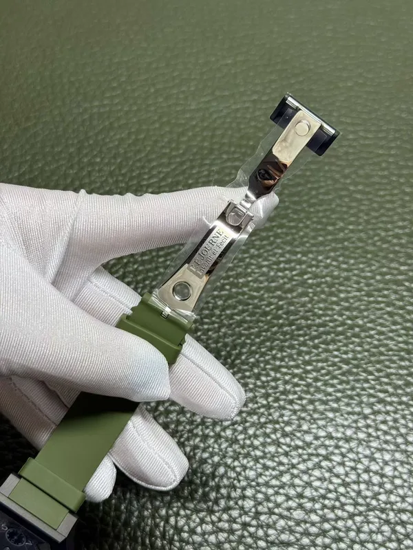 Élégante 48 mm replica, olive green rubber strap, black case