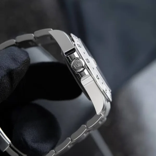 Case flank and bracelet in hand